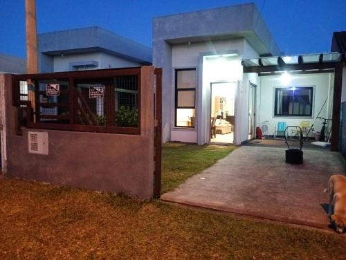 Tramandai House | Ótima casa Jardim do Éden - Tramandaí, poucos passos do mar!