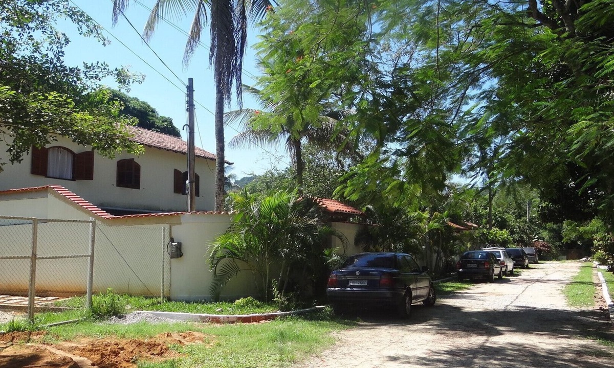 Guapimirim House | 2,500m2 property with a two-story house, swimming pool, lake, soccer field, and barbecue area.