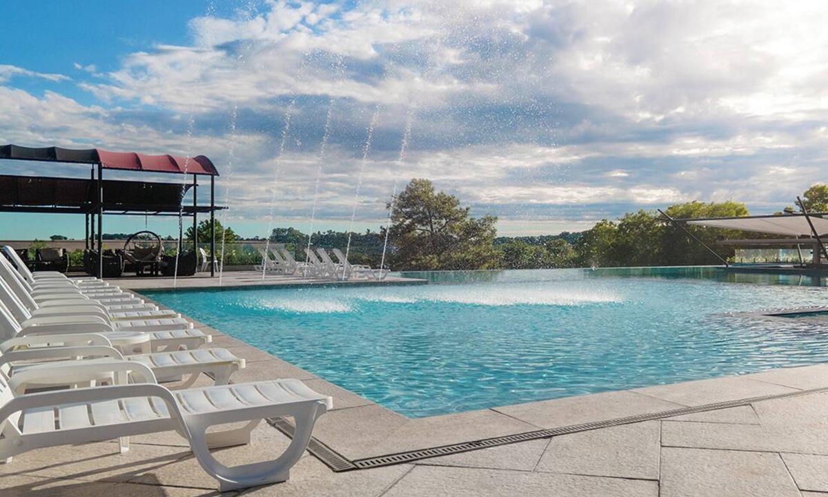 Foz do Iguacu Hotel | 3 Triple Double Stay Units | Free Breakfast, Swim-Up Bar & 6 mi to Orchid Area