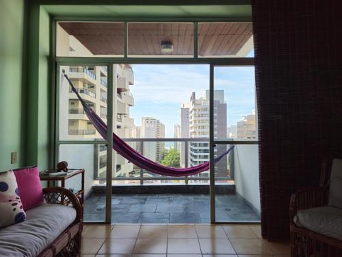 Barra Funda Apartment | 400 metros Praia das Pitangueiras - WiFi 350mb - 1 Suíte com ar condicionado & 2 quartos com ventilador - Sala Ampla - Varanda com vista do Mar - 2 Vagas de Garagem Cobertas - Serviço de Praia com Guarda-Sol e Cadeiras