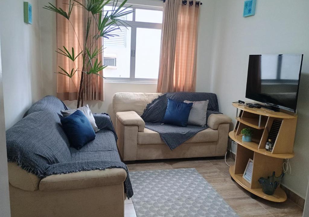 Enseada Apartment | 400 mt da Praia da Enseada Wi-fi Estacionamento gratuito cozinha completa