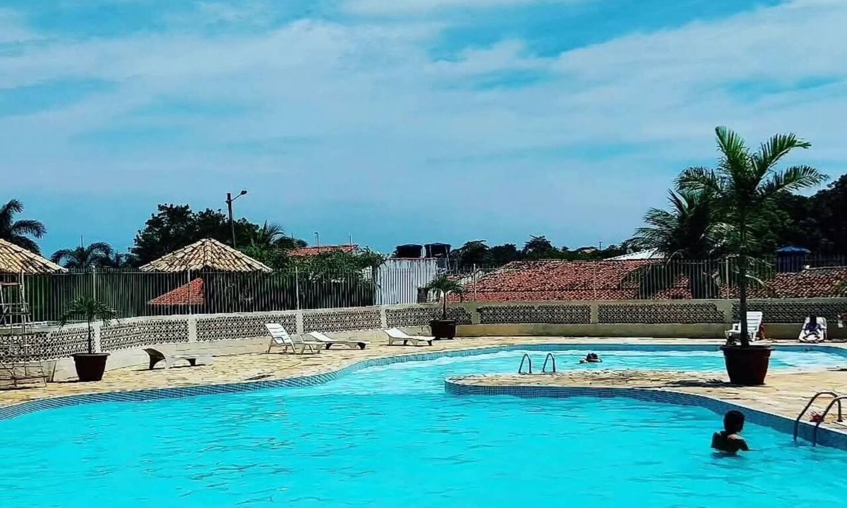 Iguaba Grande Apartment | A retreat with a garden and swimming pool next to the lagoon.