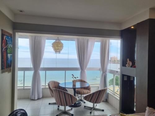 Praia do Morro Apartment | Apartamento FRENTE PARA 0 MAR - PÉ NA AREIA - 3 SUITES COM AR CONDICIONADO, 2- VAGAS PARA CARROS MÉDIOS OU PICK UP E CARRO PEQUENO - FINAMENTE DECORADO - PRAIA DO MORRO-INTERNET -WI-FI -TV COM SERVIÇOS DE DISNEY PARAMOUNT-MAX-ROUPA DE CAMA 2 X CASAIS