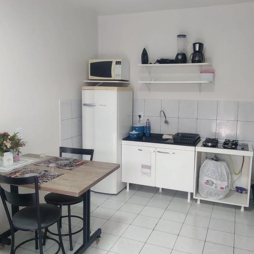 Maria Luiza Apartment | Apto 03 - 1 quarto com 2 camas solteiro e garagem, possui ventilador de teto