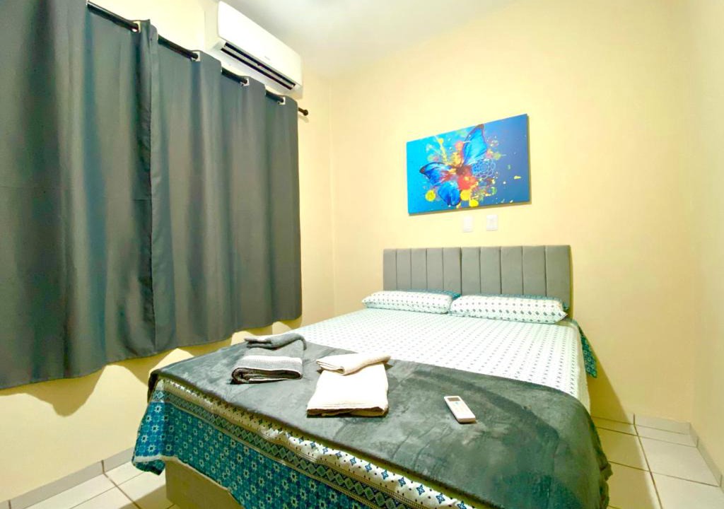 Centro Apartment | Apto completo espaçoso e térreo no Centro com 2 Quartos Casal ArCond WiFi 400M Home Office Cozinha Maq Lavar e Garagem em Dourados