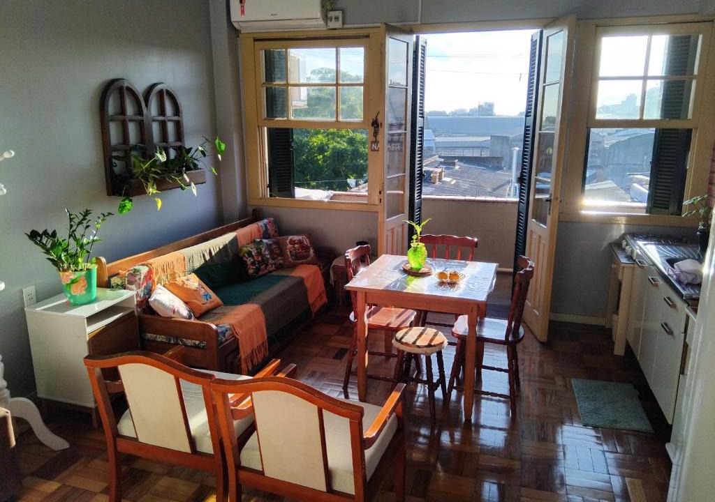 Floresta Apartment | Apto Ensolarado c Vista-Varanda-Elevador 40m2 Próx Rio-Centro-Rodoviária-Metrô-Shopping-Restaurantes-Mercados-Hospitais-Aeroporto-Arena Grêmio-Consulado Americano