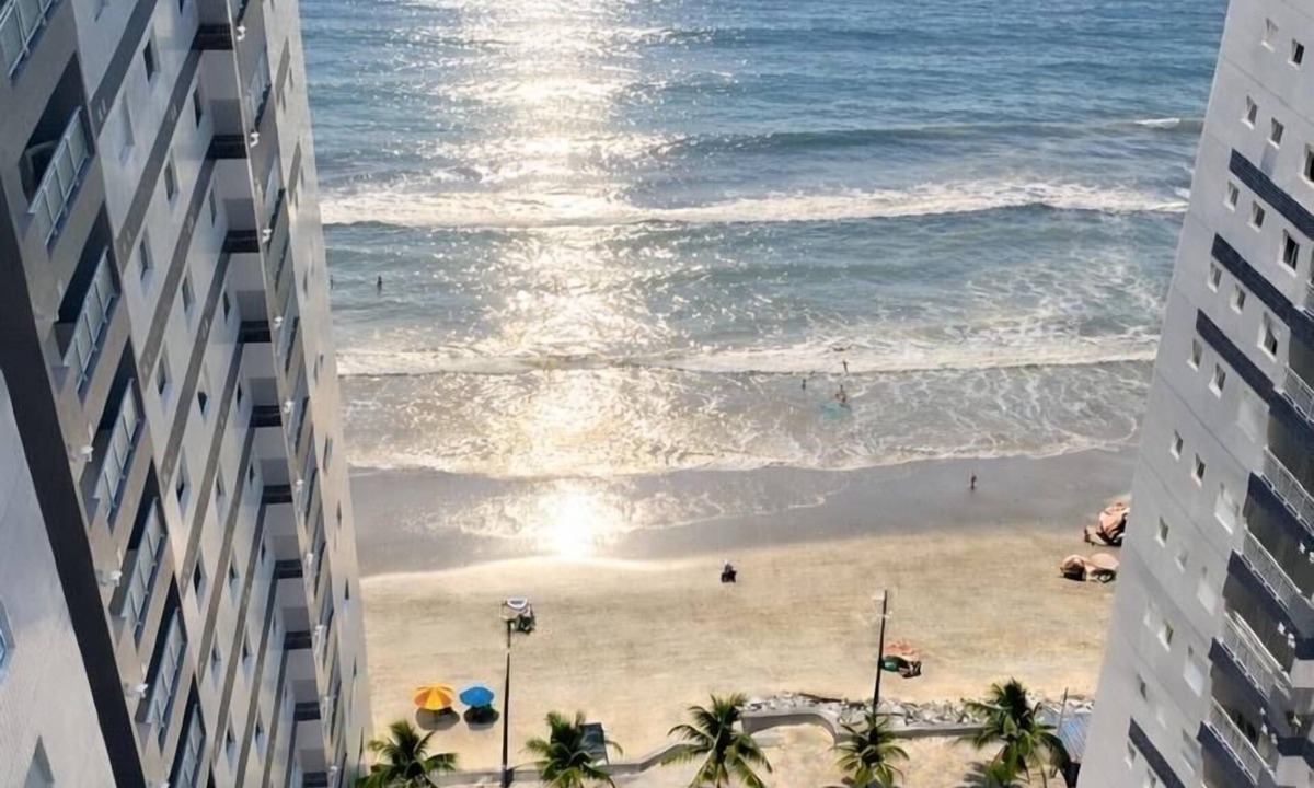Mongagua Apartment | Beachfront apartment with pool for families, pets allowed.
