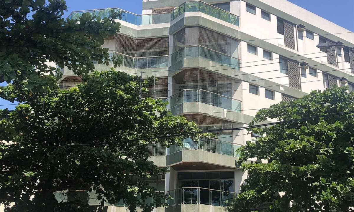 Jardim Tres Marias Apartment | Beautiful 180m2 apartment in Guarujá Enseada. 3 suites, 4 bedrooms, 3 min walk from the beach.