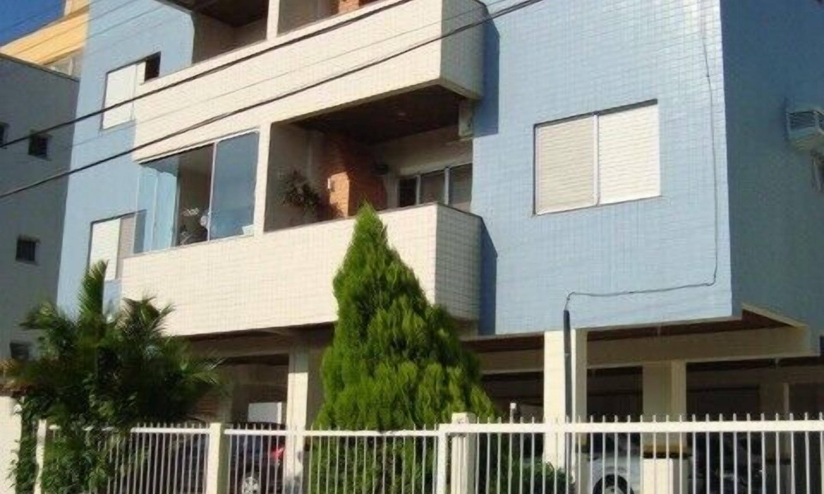 Cachoeira do Bom Jesus Apartment | Beautiful apartment, 3 bedrooms, 30m from the beach, garage, Wi-Fi, Netflix, air conditioning, balcony.