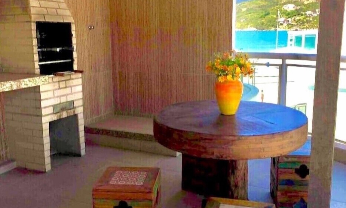 Centro Apartment | Beautiful beach in Praia dos Anjos with private barbecue, air conditioning, cable TV, WiFi, and beach view.