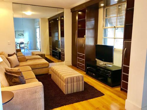 Republica Apartment | BHaus Family Republica - Grand Apartment 126m2 e 2 suítes - Prédio Histórico - Centro - Ao lado do metrô - Acomoda 4 pessoas