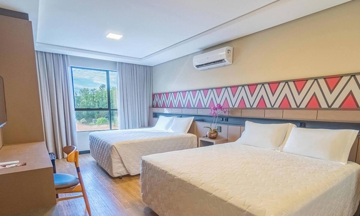 Foz do Iguacu Hotel | Bright Double Couple Room | Free Breakfast, Pool Bar & 5 mi to Bird Park