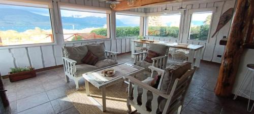 Junin de los Andes Ski Chalet | Cabaña frente al lago Huechulafquen y volcán Lanín