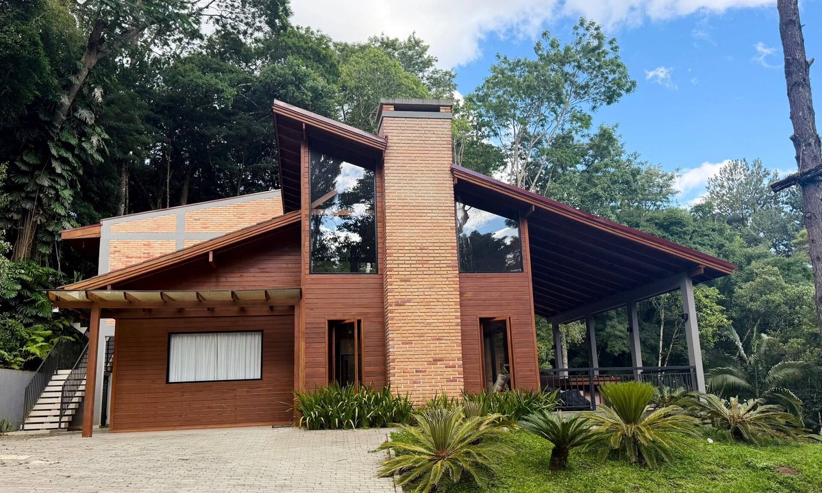 Cachoeira House | Casa Alba | A retreat in Curitiba with a lake, bonfire, and cinema.