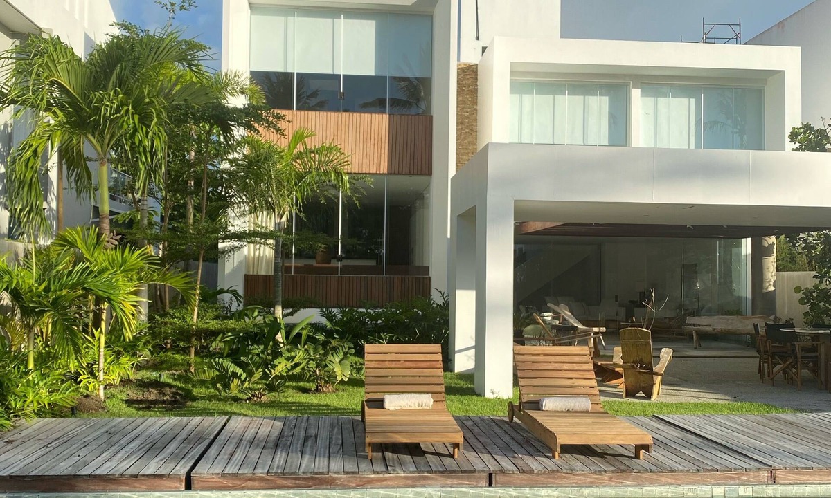 Garca Torta House | Casa Bossa, "foot in the sand" design