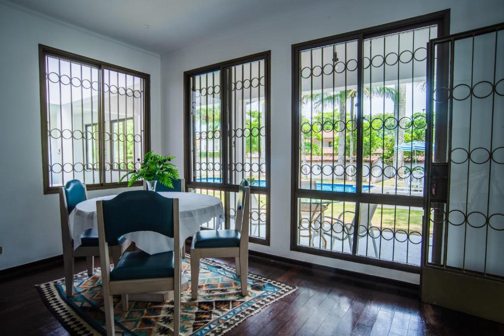 Jardim Virginia House | Casa grande e iluminada com piscina no Guarujá