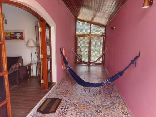 Parque Oasis House | Casa Rosa de Peruíbe - Casa de Temporada 3 dormitórios, 10 hóspedes, piscina, wi-fi, netflix, 800 metros da praia