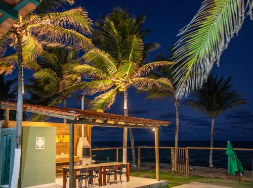 Santo Agostinho House | Casarão de vidro - Pé na Areia - Praia Enseada dos Corais