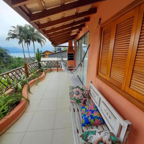 Morro da Cruz House | Casas em Ilhabela - SP - 2 quarto - Ar Cond - linda vista - Praia Itaguaçu - Vila Paulino