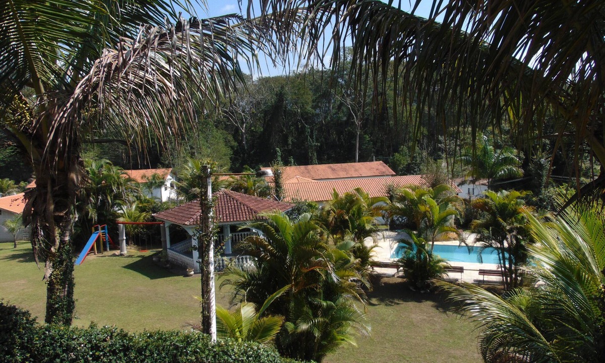 Pedro de Toledo House | Chácara Recanto Tricolor, a country house with a swimming pool, barbecue area, and games room.