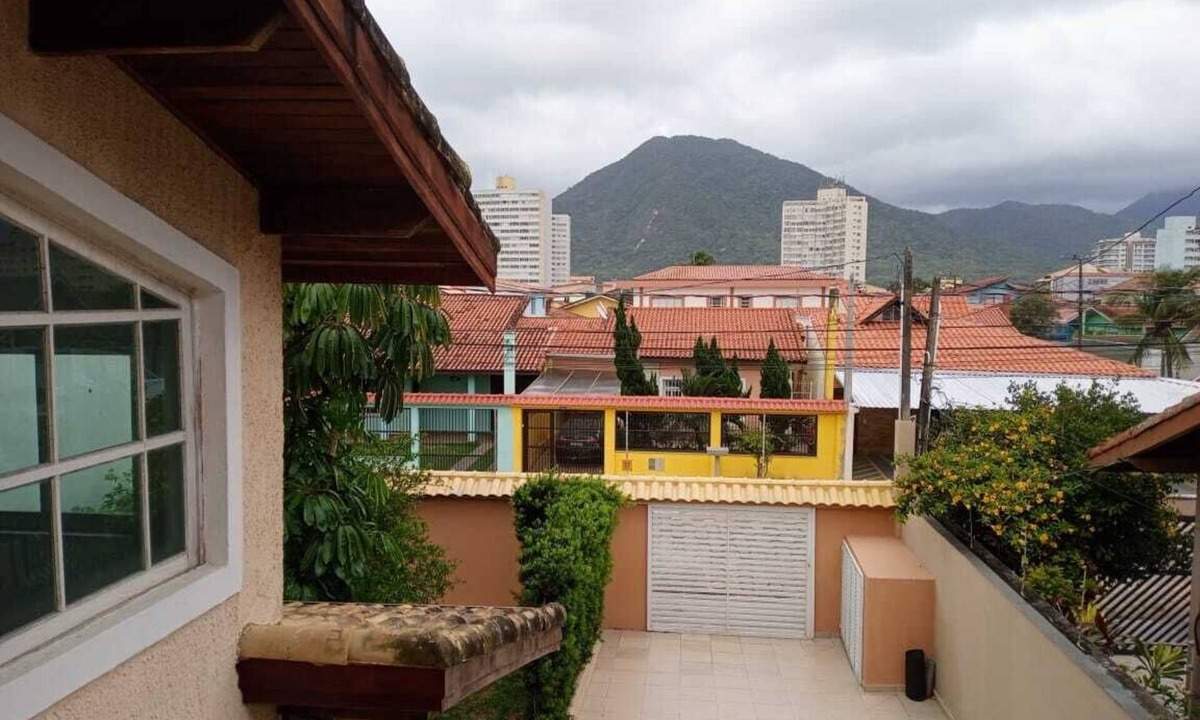 Peruibe House | Comfortable house in a central area, just a few meters from the sea.