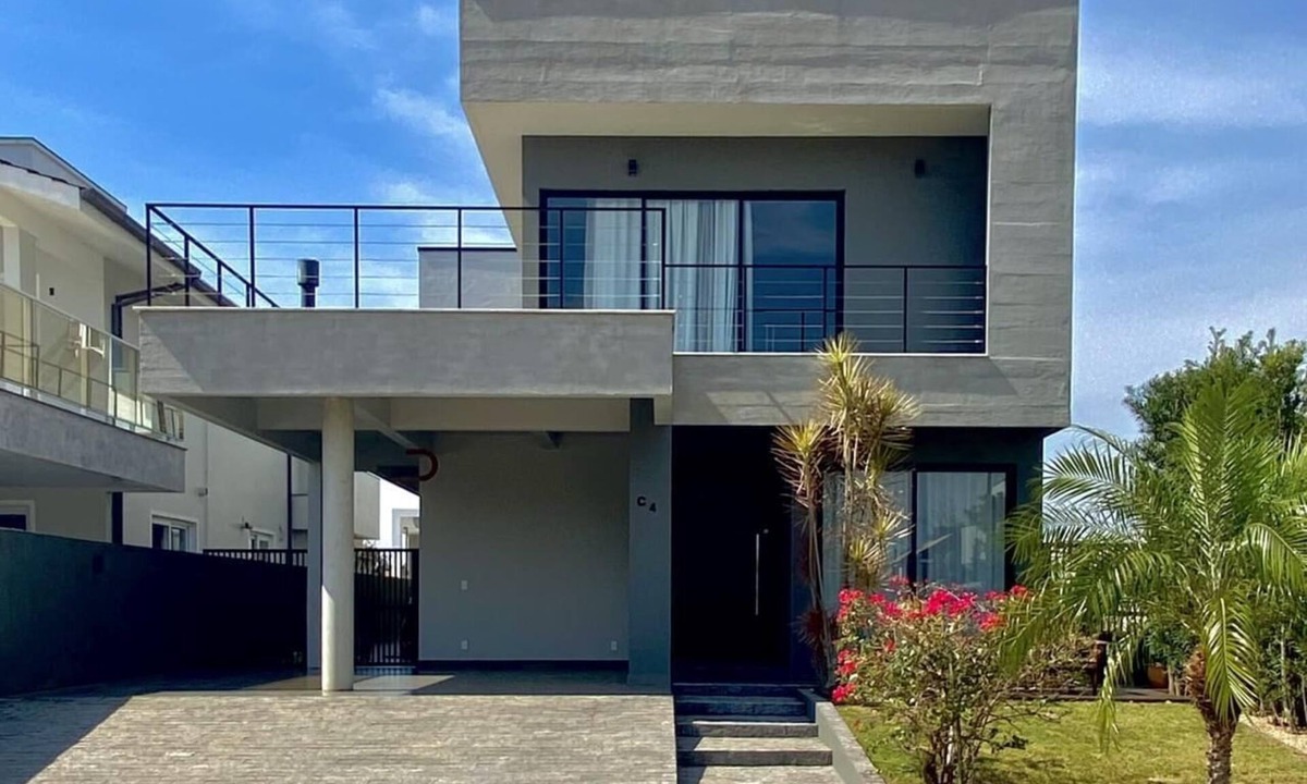 Praia do Rosa House | Condominium House Pink with pool, gym, next to SurfLand.