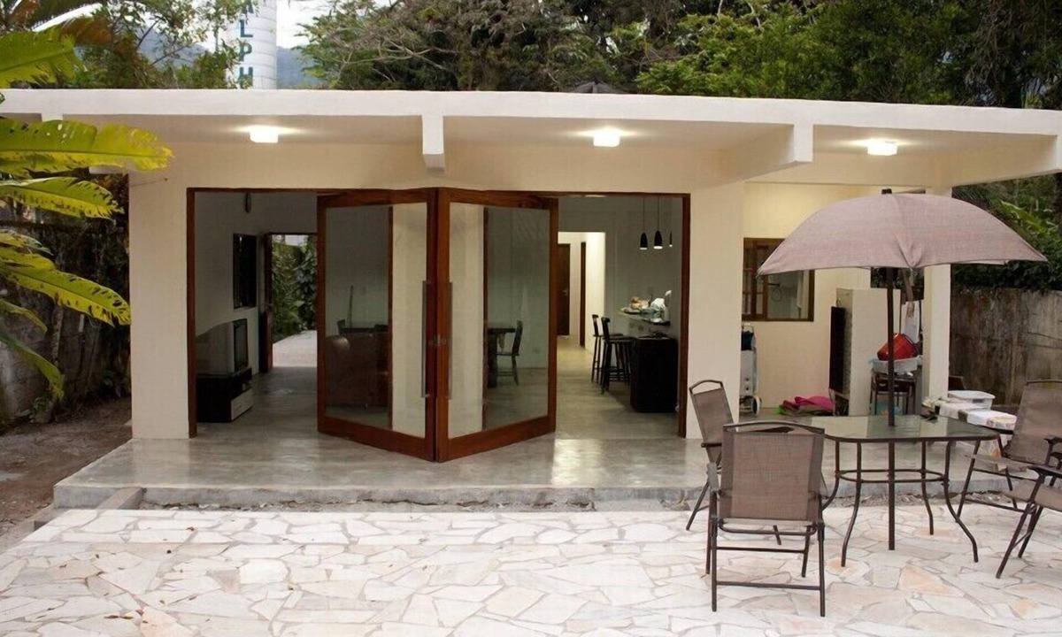 Pereque-Mirim House | Cozy beachfront house with pool, terrace, barbecue, and Wi-Fi.