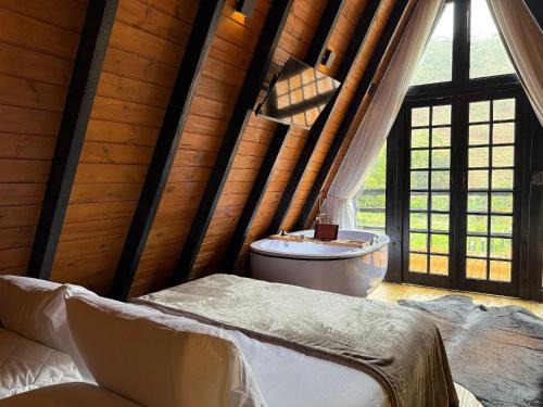 Domingos Martins Ski Chalet | Cozy Chalet with Jacuzzi in Domingos Martins