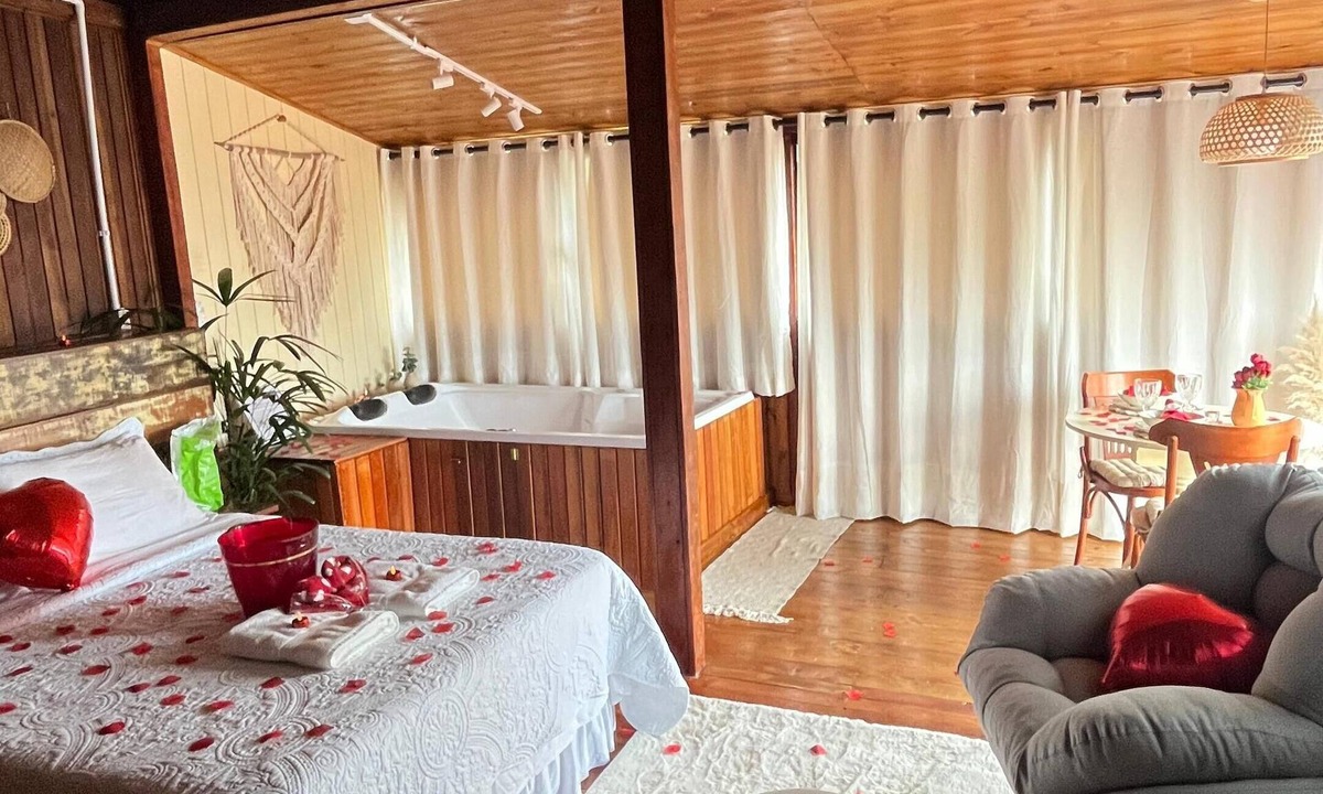 Sambaqui Cabin | Cozy private cabin with bathtub and ocean view in a great location.