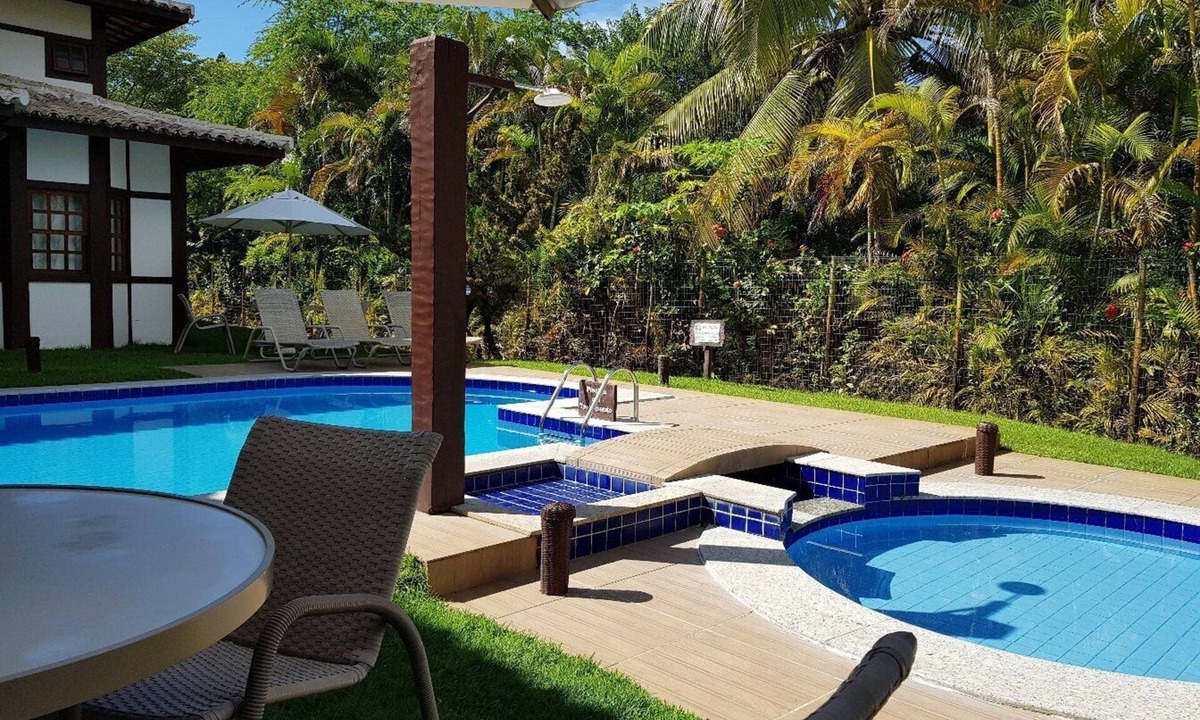 Praia do Forte Apartment | East facing, close to everything, 2 parking spaces, swimming pools, elevator, air conditioning, balcony