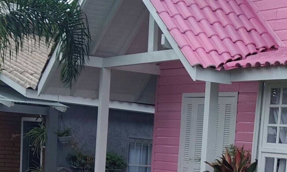 Carniel House | Enchanted Pink House, Charming Chalet - Gramado, RS