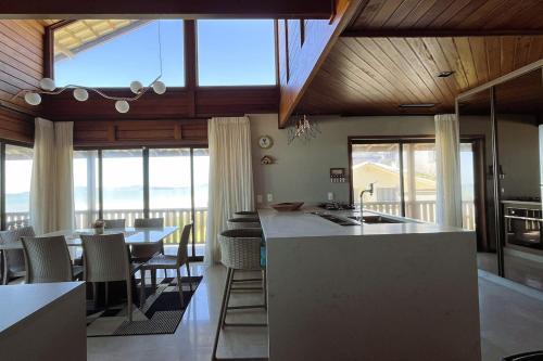 Barra Velha House | Excelente Casa com área Gourmet de frente mar