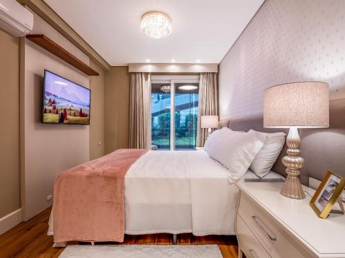 Vila Suica Apartment | Flores da Montanha 102B - Apto LUXO na Av Borges de Medeiros - 600m da Rua Coberta Gramado