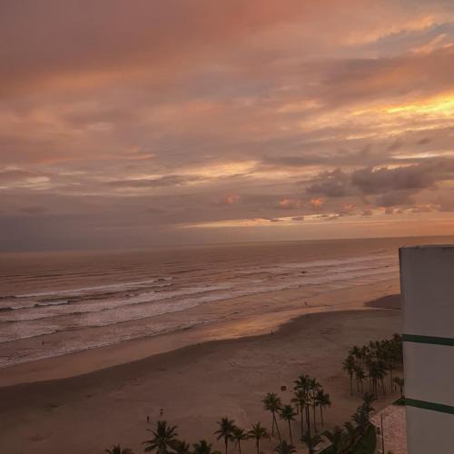 Tupi Apartment | Frente Vista Mar com Varanda WI FI 10m da praia da TUPI - ESTACIONAMENTO gratuito