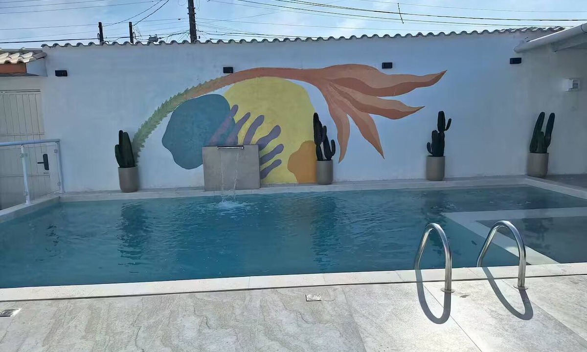 Guaiuba House | Guaiuba, a calm beach with a swimming pool and barbecue facilities.