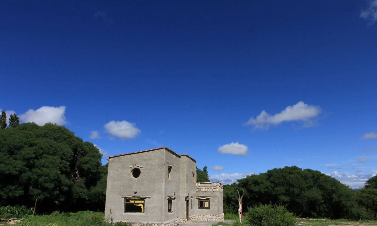Ampimpa House | Hidden House in La Fronterita