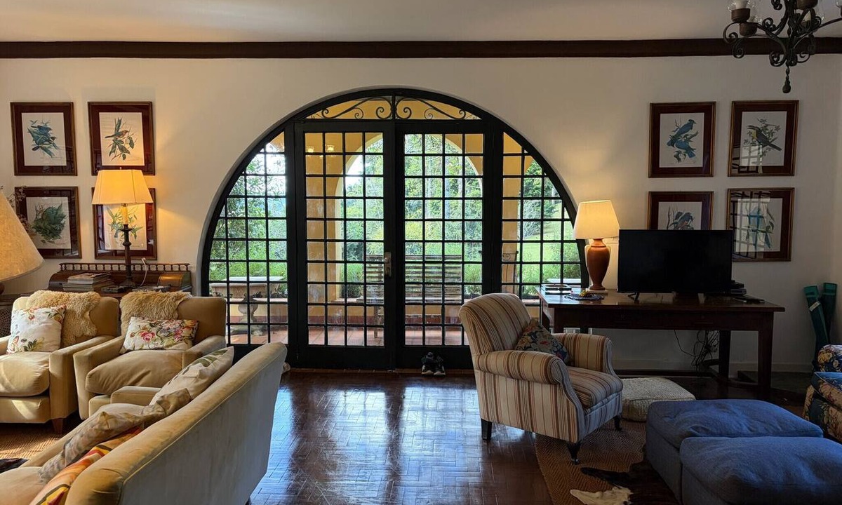 Vila Natal Cottage | Historic Mansion with Fireplace in Campos do Jordão