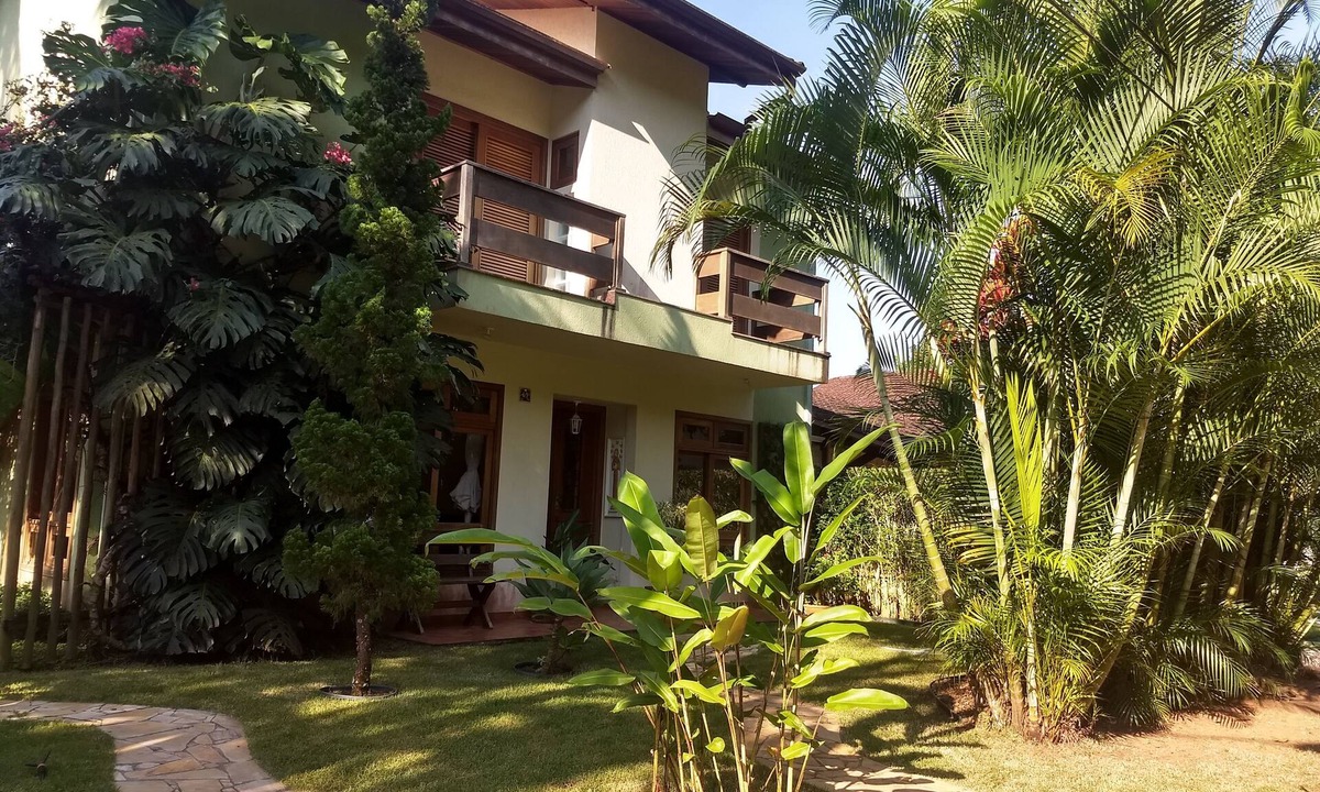 Parque Imperial Condo | House in a gated community, surrounded by lush nature and rivers for swimming.
