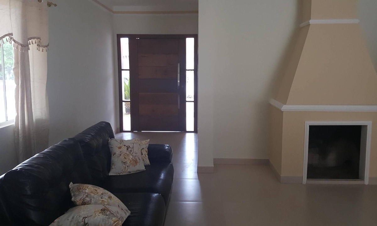 Ingleses Centro House | House in gated community 80 meters from the sea.