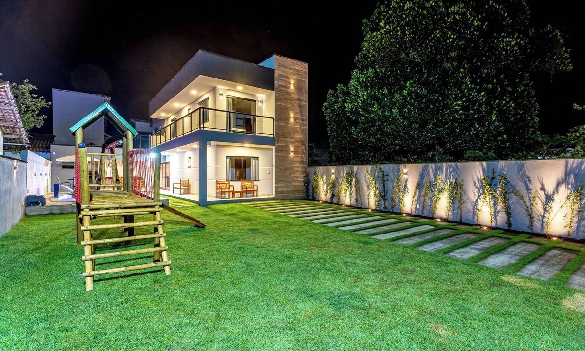 Mambucaba House | House with 4 suites, pool and barbecue area near beaches and waterfalls.