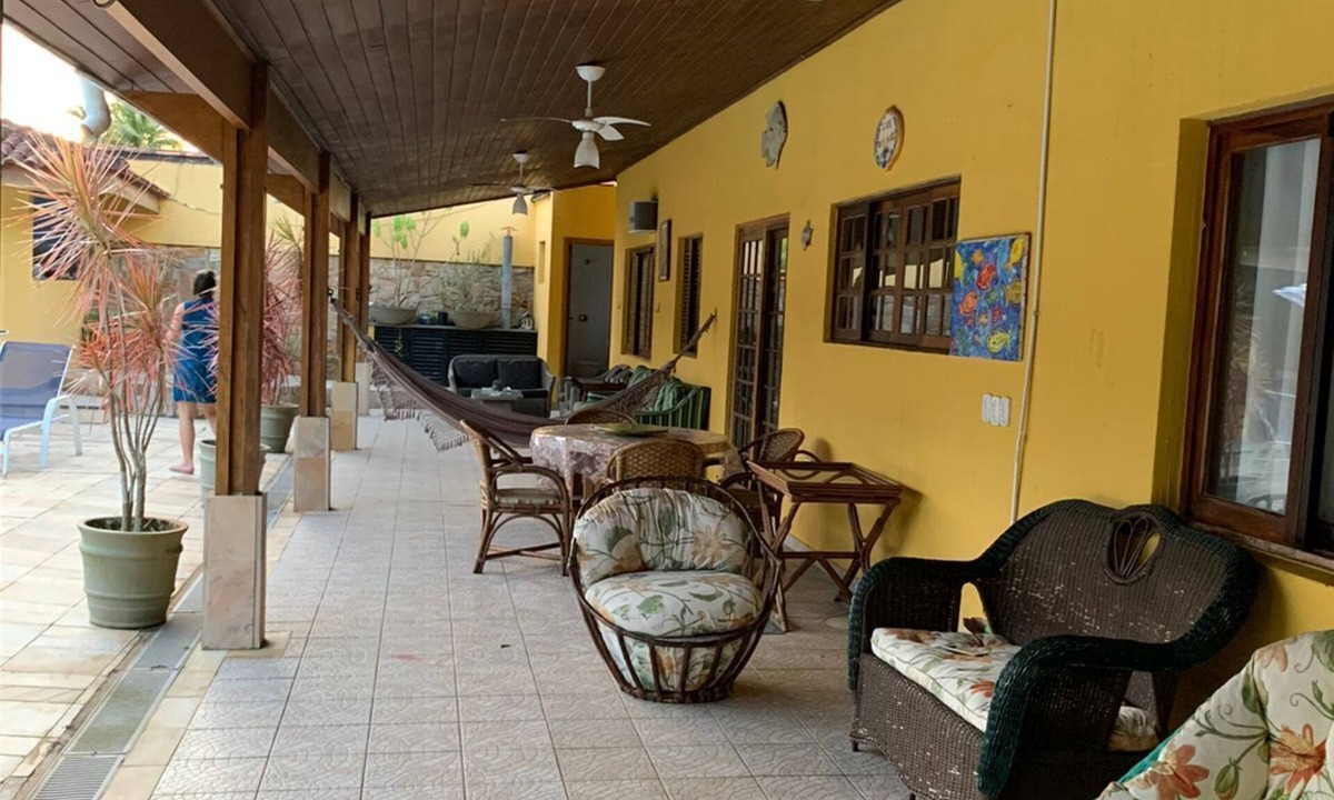 Centro House | House with pool in a gated community in Guarujá, 3 minutes from the beach.