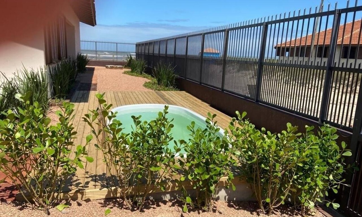 Mariluz House | House with pool on the beachfront.