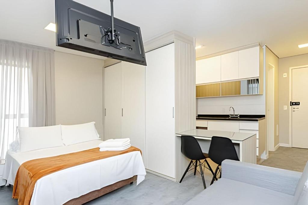 Campina do Siqueira Apartment | Ink Champagnat by UROOMS
