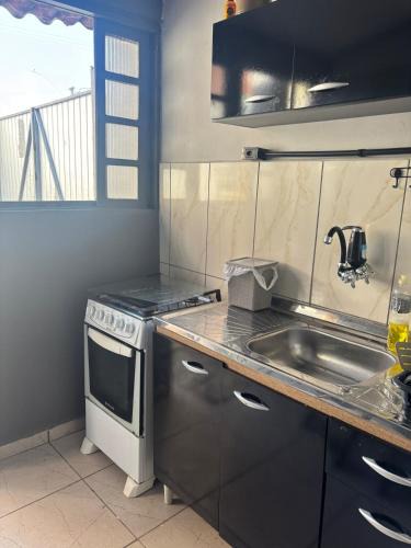 Matinhos House | Kitnet duas quadras da praia para três pessoas