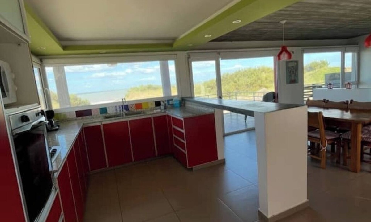 Miramar House | Large House in front of the sea Azul