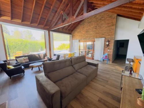 Porangaba House | Linda Casa de Campo Nova em condomínio com piscina aquecida