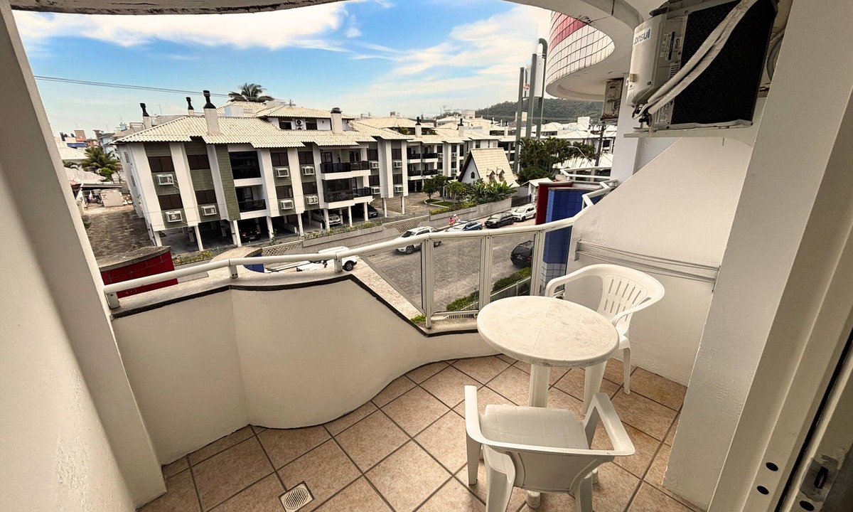 Ingleses Norte Apartment | Live carefree days and wake up to the sound of ocean waves.