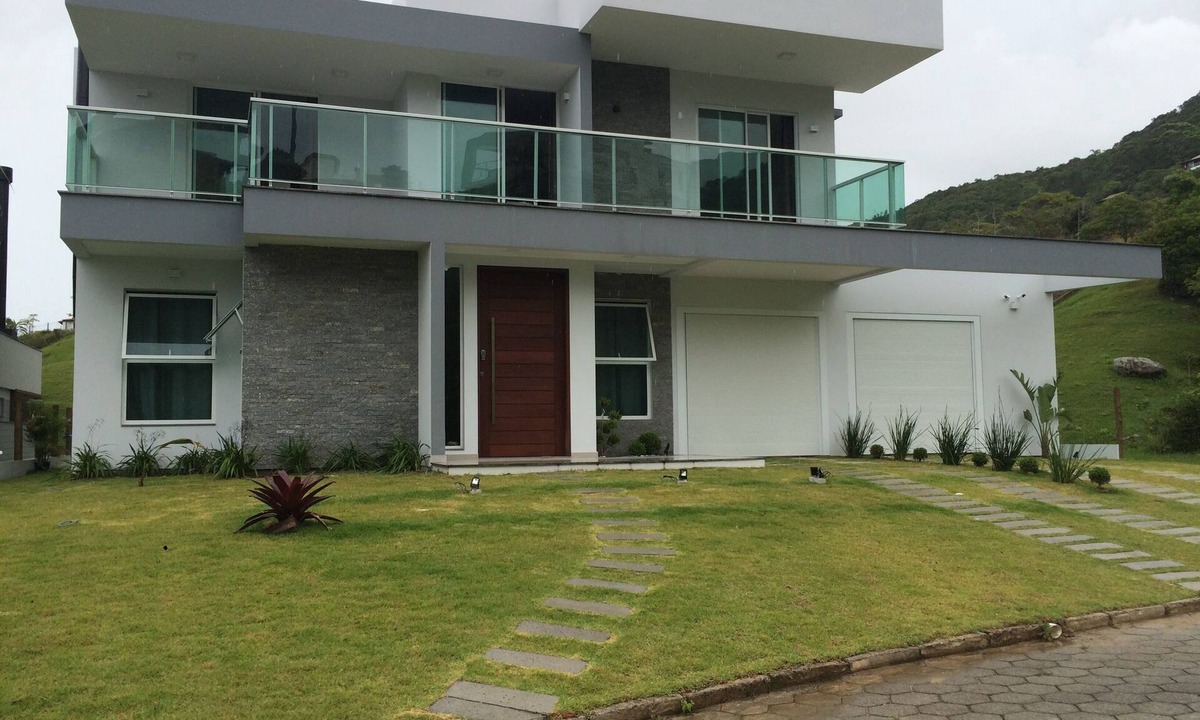 Morrinhos House | Luxury house - 3 bedrooms - 300m from the sea in a gated community in Garopaba/SC