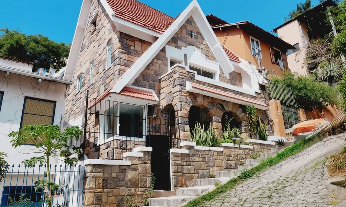 Copacabana House | Luxury Private Villa in Copacabana 4 Bedrooms Hot Tub Walk to Beach