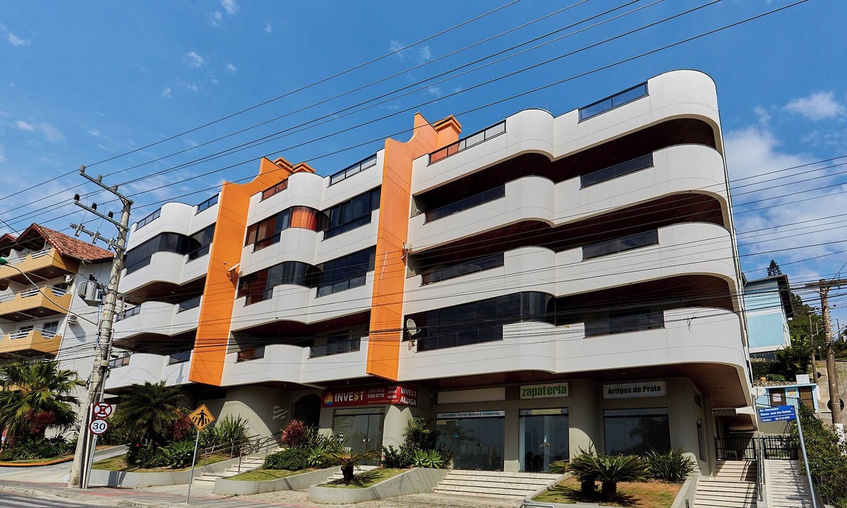 Centro Apartment | Main Avenue, Bombinhas, Downtown. 50 m from the beach. 3 bedrooms, 2 bathrooms